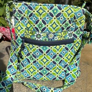 Excellent condition Vera Bradley cross body bag.